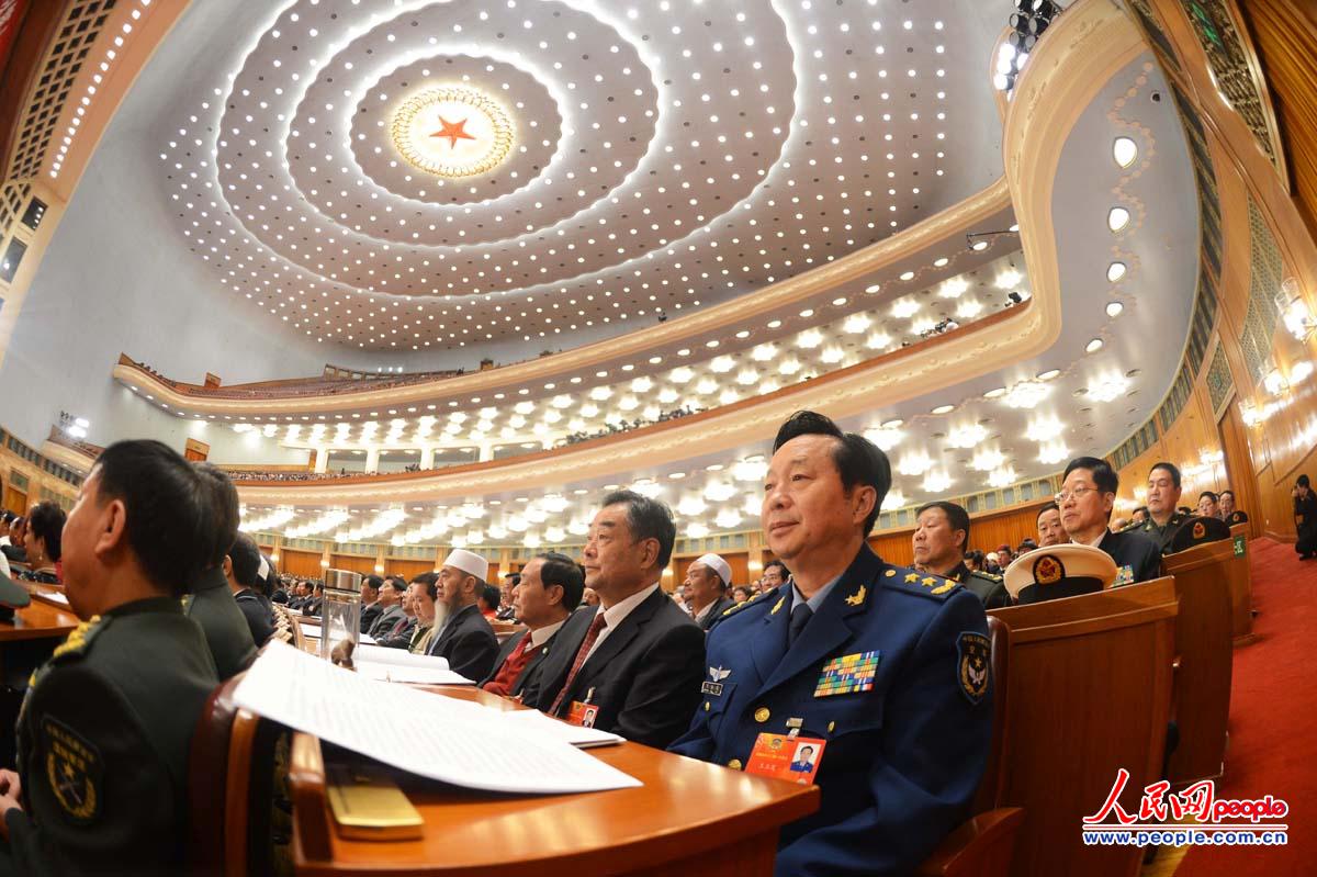 3日下午3时,全国政协十二届一次会议在北京人民大会堂开幕。图为委员在认真听会。人民网记者 雷声 摄