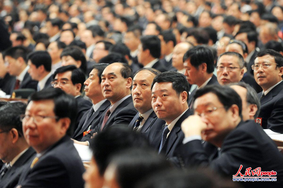 3日下午3时,全国政协十二届一次会议在北京人民大会堂开幕。图为委员在认真听会。人民网记者 雷声 摄