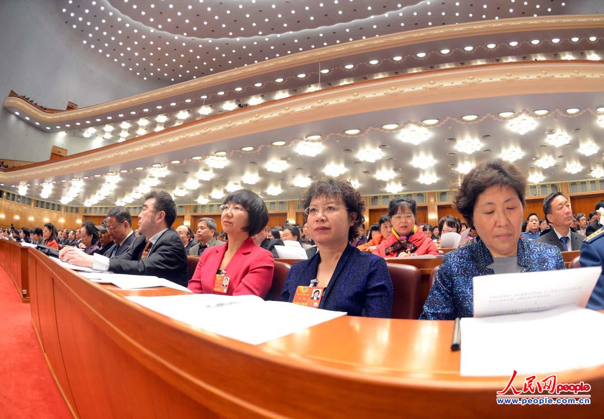 3日下午3时,全国政协十二届一次会议在北京人民大会堂开幕。图为委员在认真听会。 人民网记者 雷声 摄