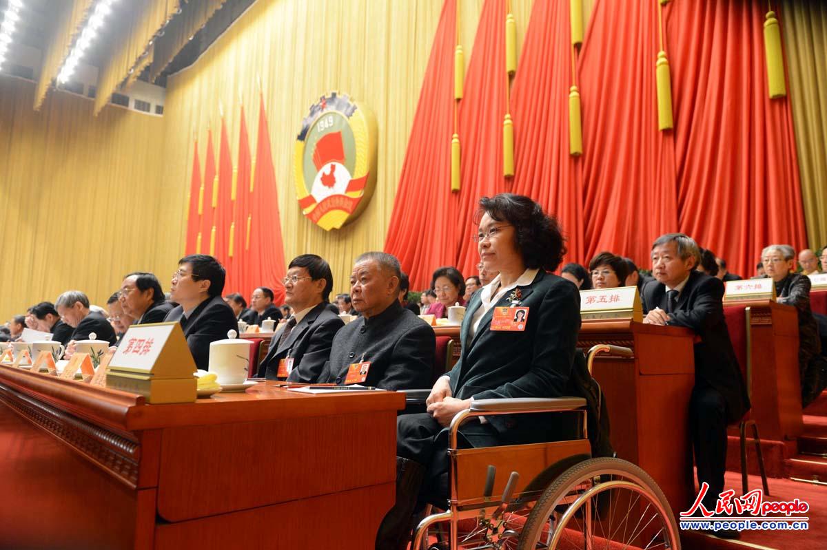 3日下午3时,全国政协十二届一次会议在北京人民大会堂开幕。图为委员在认真听会。人民网记者 雷声 摄