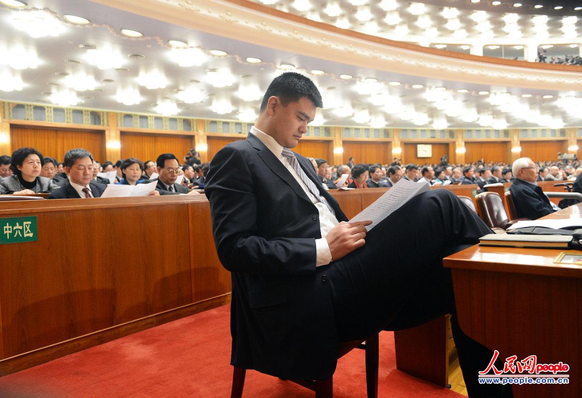 3月3日下午3时,全国政协十二届一次会议在北京人民大会堂开幕。图为姚明委员在认真听会。人民网记者 雷声 摄
