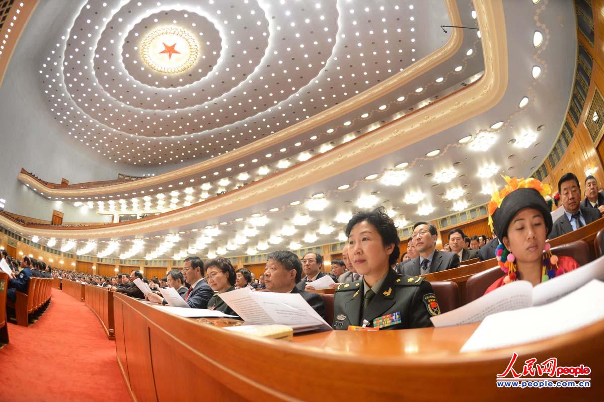 3月3日下午3时,全国政协十二届一次会议在北京人民大会堂开幕。图为委员在认真听会。 人民网记者 雷声 摄