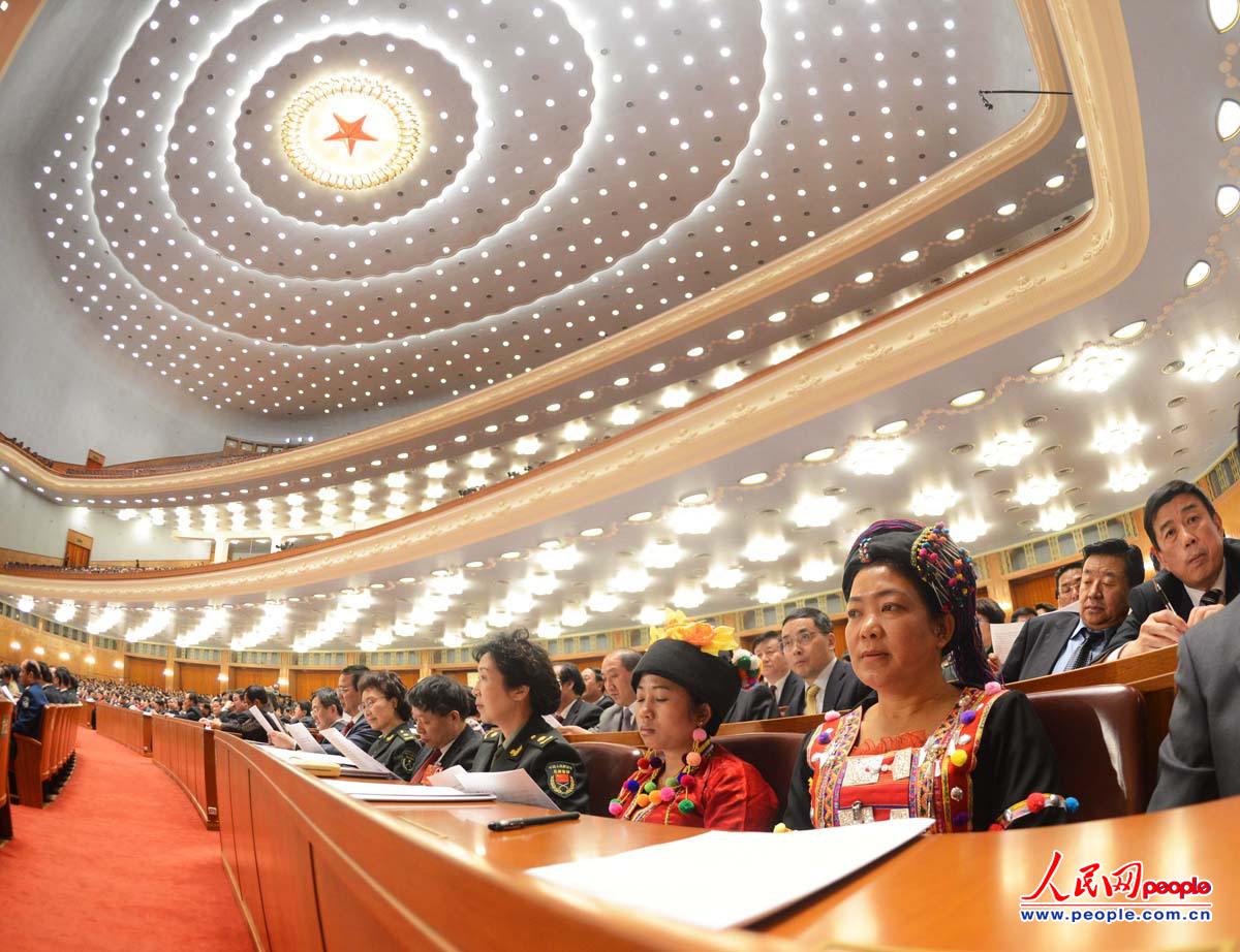 3月3日下午3时,全国政协十二届一次会议在北京人民大会堂开幕。图为委员在认真听会。 人民网记者 雷声 摄