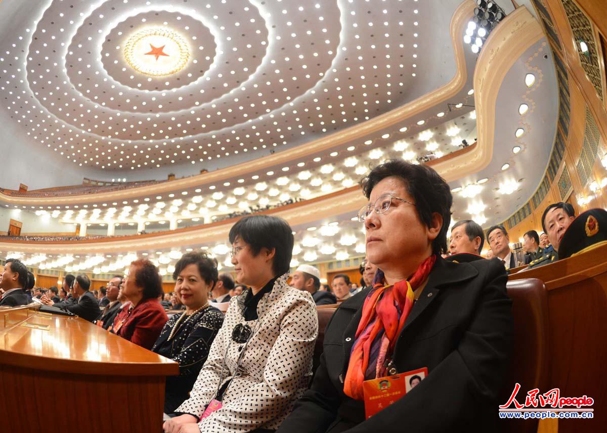 3月3日下午3时,全国政协十二届一次会议在北京人民大会堂开幕。图为委员在认真听会。人民网记者 雷声 摄