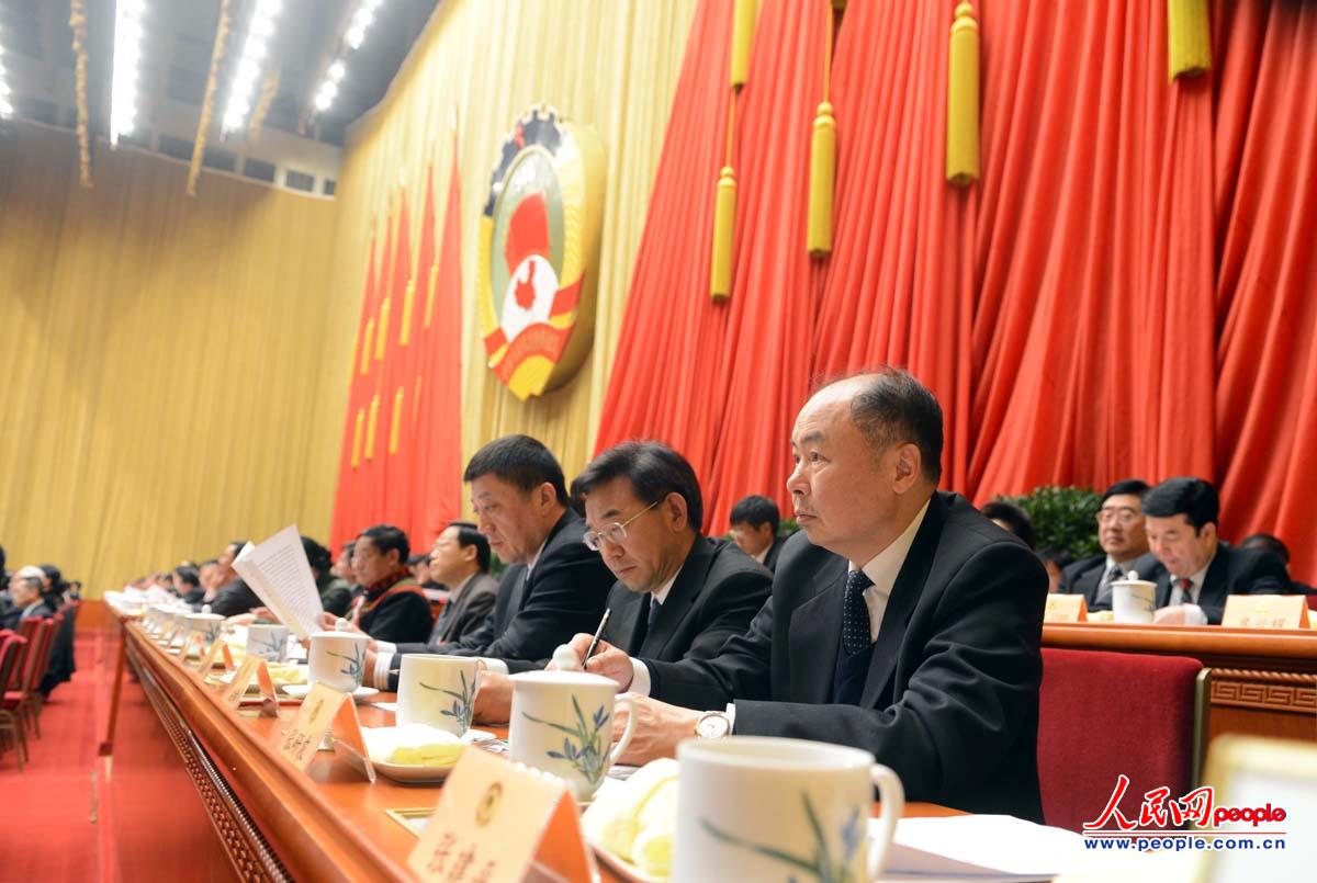 3月3日下午3时,全国政协十二届一次会议在北京人民大会堂开幕。图为张研农委员在认真听会。人民网记者 雷声 摄