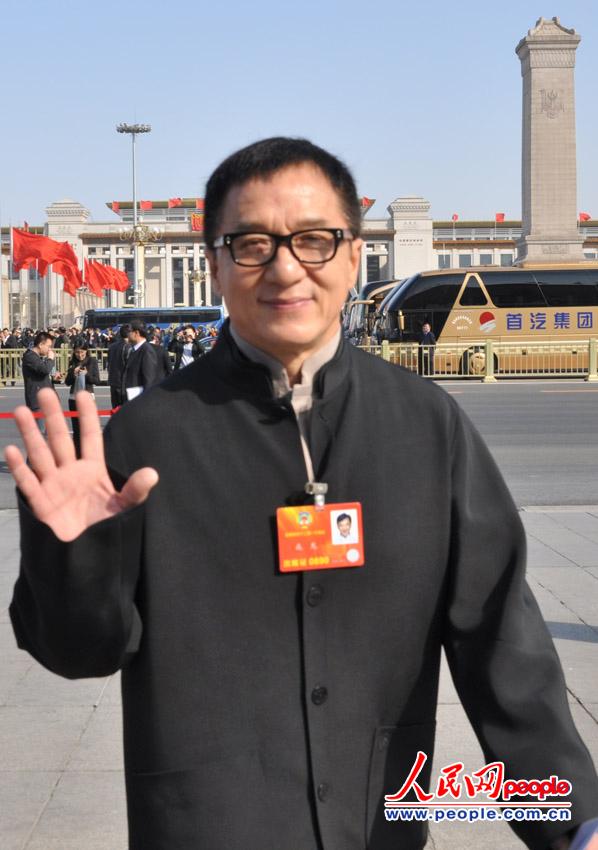 政协委员成龙走进大会堂 魏炳锋 摄