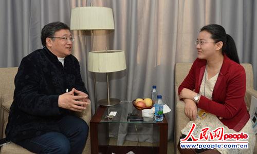 全国政协委员、辽宁何氏医学院院长、何氏眼科医院院长何伟(左)在接受人民网记者罗旭(右)采访 人民网记者 于凯 摄