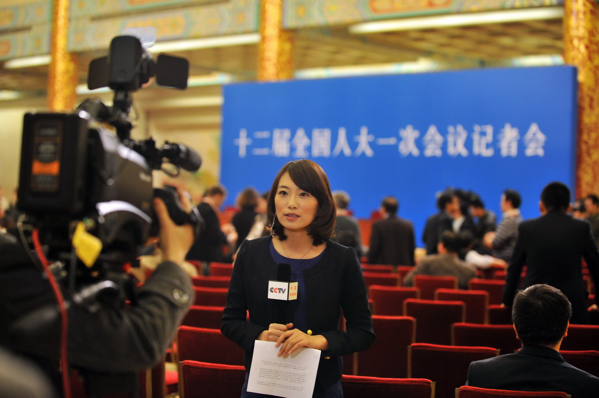 翁奇羽/央视记者在记者会现场报道会前情况。人民网记者 翁奇羽摄