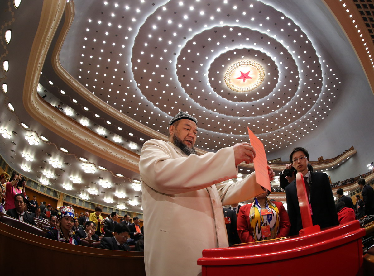 十二届全国人大一次会议在北京人民大会堂举行第四次全体会议,选举第