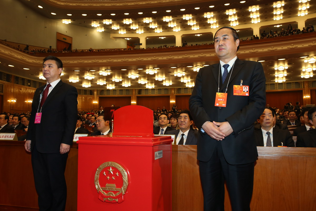 十二届全国人大一次会议举行第六次全体会议:监票人(右)在投票箱旁