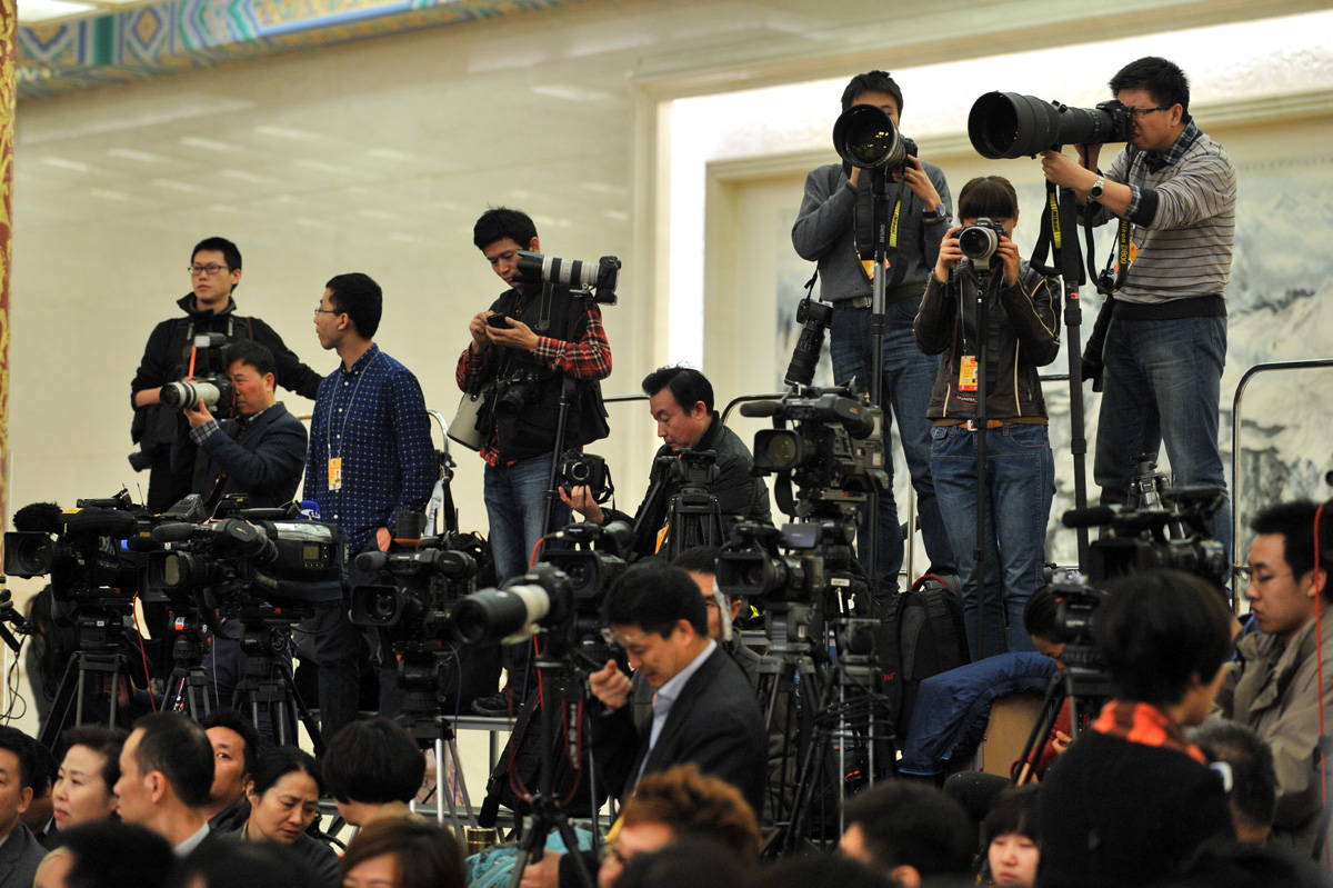 总理记者会现场的摄影记者们。人民网记者 翁奇羽 摄