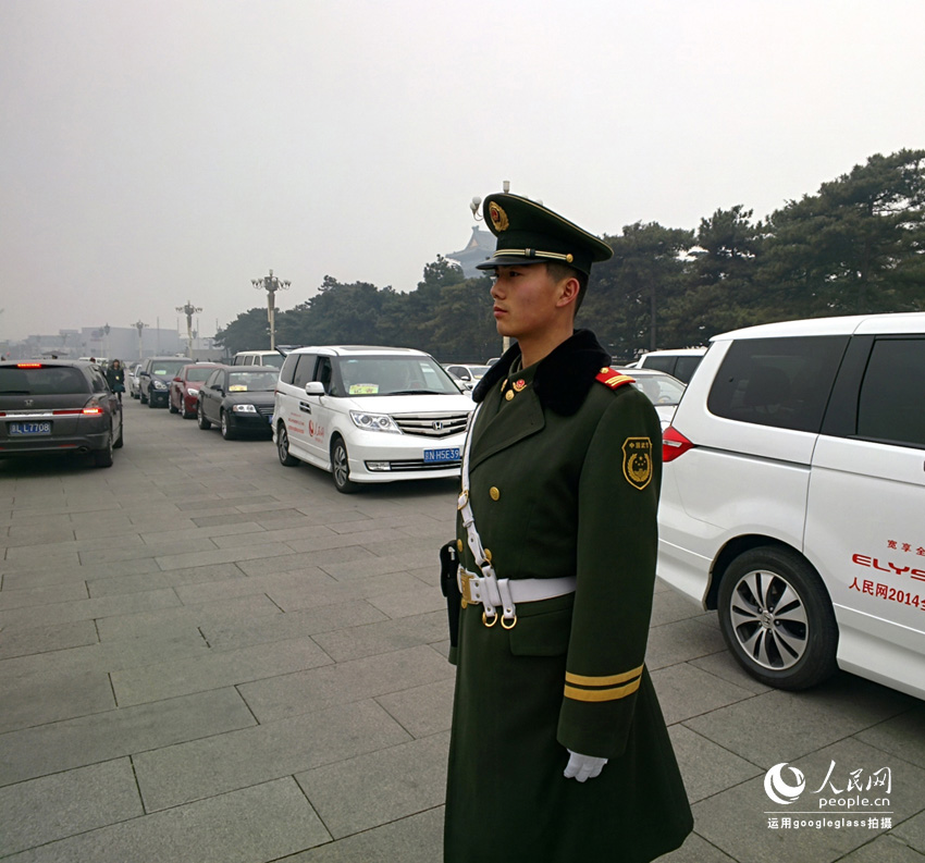 图为用google眼镜拍摄的天安门广场武警战士.(人民网记者厉姣 摄)