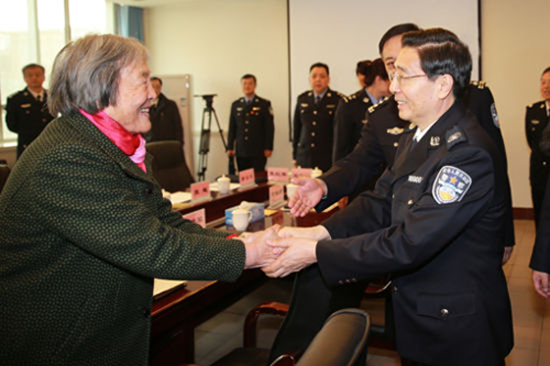 2月28日至3月1日，国务委员、公安部部长郭声琨在河北调研。图为郭声琨与基层群众代表亲切交谈。(图：张建鑫)