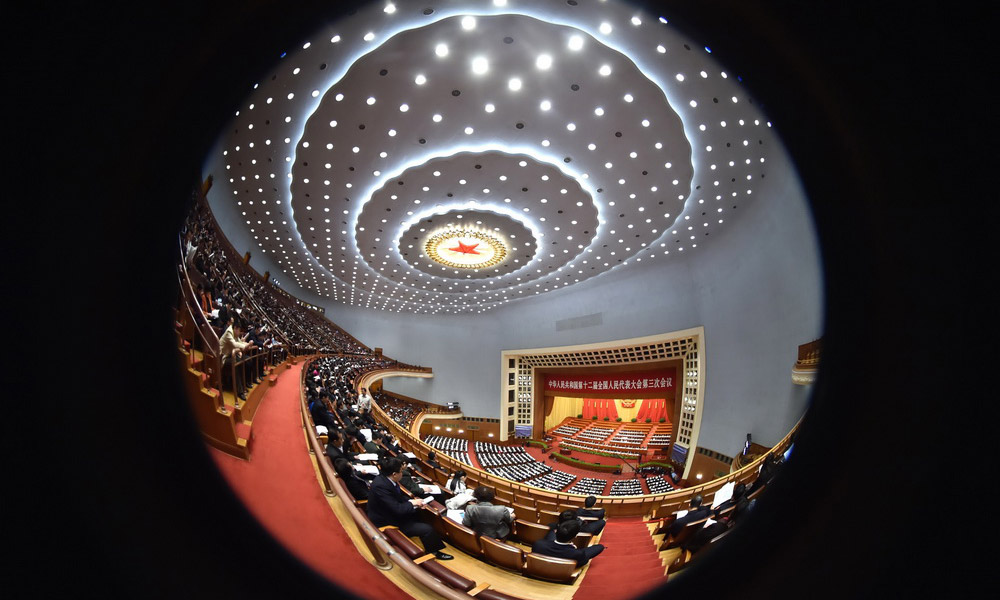 “鱼眼”看两会：十二届全国人大三次会议在北京人民大会堂举行第三次全体会议。记者用鱼眼镜头拍摄会场，让观众从另外一个变化的角度看大会会场。