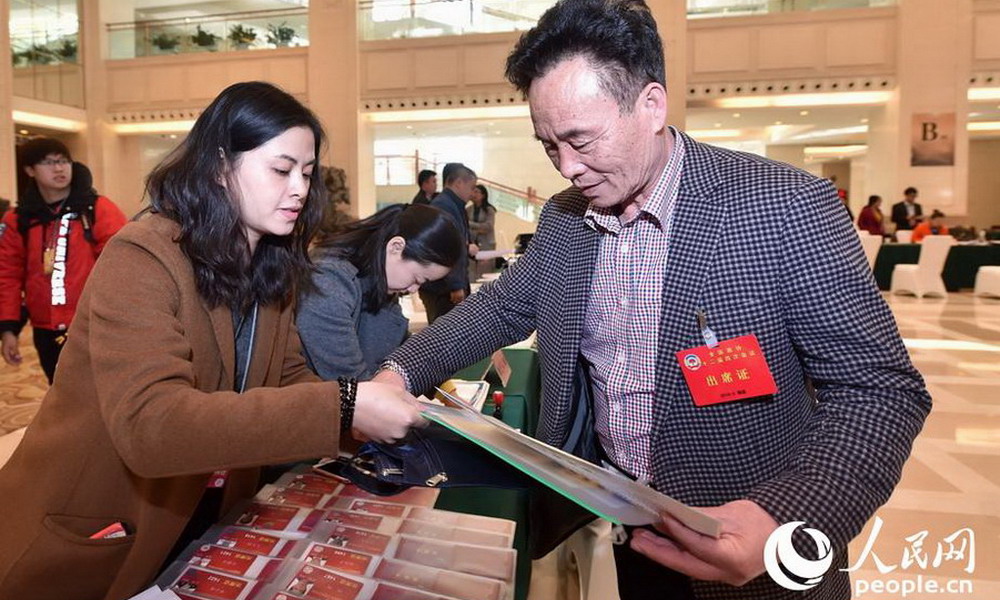 2016两会：政协委员陆续报到       3月1日，在北京会议中心委员驻地，参加全国“两会”的政协委员陆续开始办理报到手续。