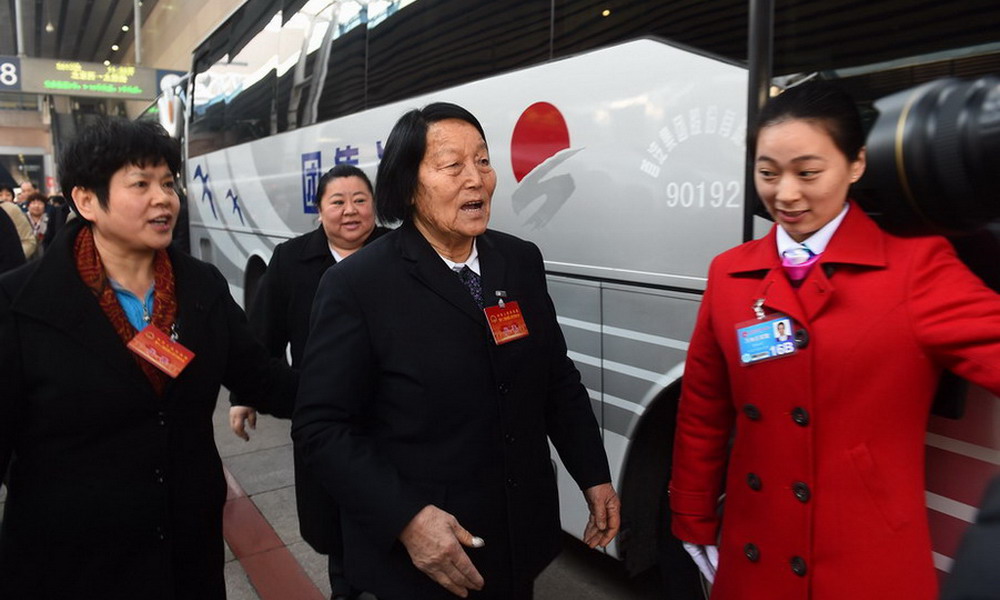 2016两会：各地代表团陆续抵京      3月2日，出席十二届全国人大四次会议的各地代表团陆续抵达北京。这是山西代表团的申纪兰代表（右二）准备乘车前往驻地。