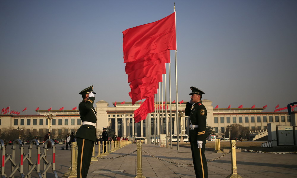 2016两会：红旗飘飘 严阵以待       北京天安门广场、北京人民大会堂前，红旗迎风飘扬，武警官兵敬礼、值守，一丝不苟。