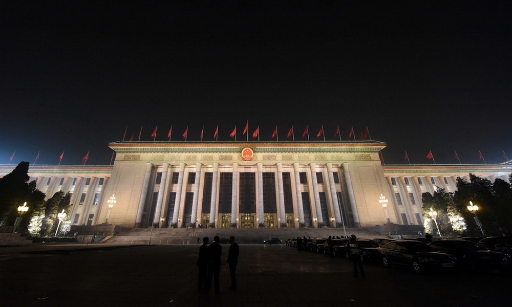 2016两会：灯火璀璨迎两会       据北京市市政市容管理委员会印发的《关于全国两会期间开启城市照明设施的通知》，3月3日至3月6日每晚18时25分至23时，天安门广场、长安街及其延长线两侧各建筑物和市政设施，按照重大节日标准开启景观照明设施。这是3月3日拍摄的人民大会堂夜景。