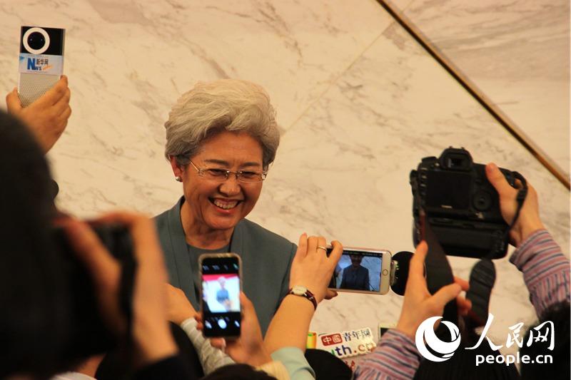 會后傅瑩被記者圍堵