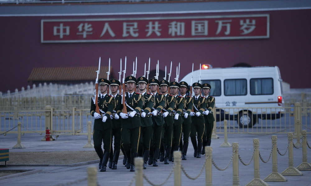 2016两会：国旗护卫队飒爽英姿迎人大开幕       2016年3月5日，北京，十二届全国人大四次会议将于上午开幕。届时，除了政府工作报告外，备受关注的“十三五”规划纲要草案也将首次亮相。当日清晨，北京天安门广场举行升国旗仪式。褪去喧嚣，庄严而肃穆，军人的英姿与国旗并肩迎接城市朝阳渐起。