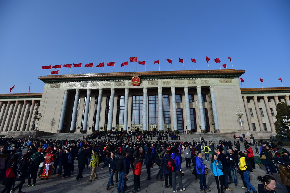 十二屆全國人大四次會議開幕會前的人民大會堂。人民網記者 於凱 攝