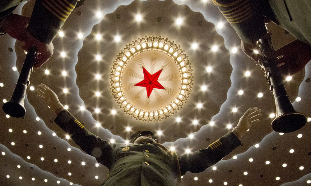 2016两会：穹顶下的炫技       2016年3月5日，北京，军乐队演奏曲目，指挥手在人民大会堂五星穹顶下指挥。几乎每一个上两会会的摄影记者都会为留下一张让自己骄傲的穹顶照而自豪。