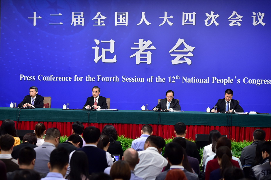 外交部部長王毅就“中國的外交政策和對外關系”相關問題答記者問。人民網記者於凱 攝
