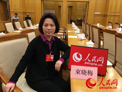 全国人大代表、贵州省儿童医院院长束晓梅接受人民网记者采访 代睿摄