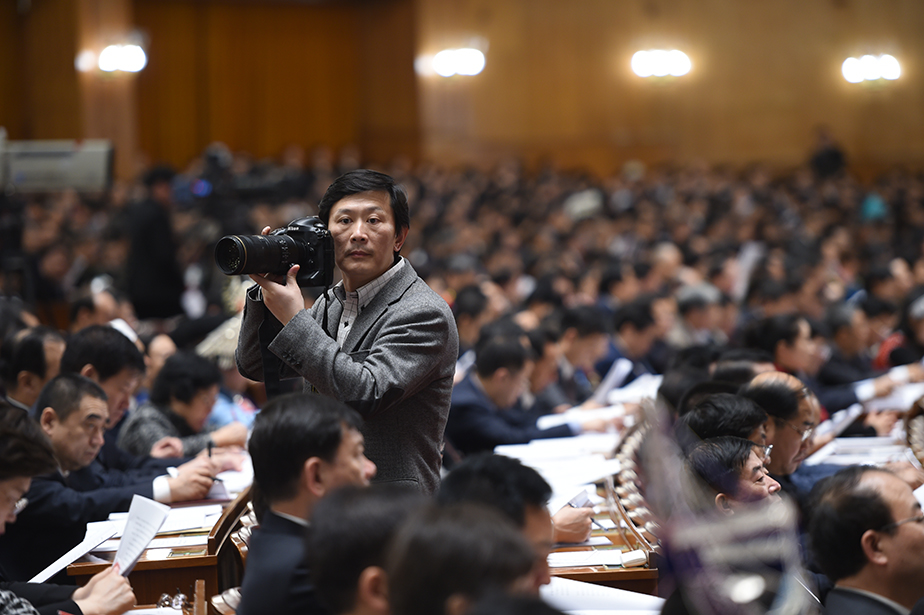 人民日報記者李舸在大會現場。 新華社記者 王建華 攝