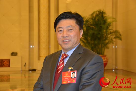熊维政代表:从国粹高度重视中医药发展 用资金和政策支持创新