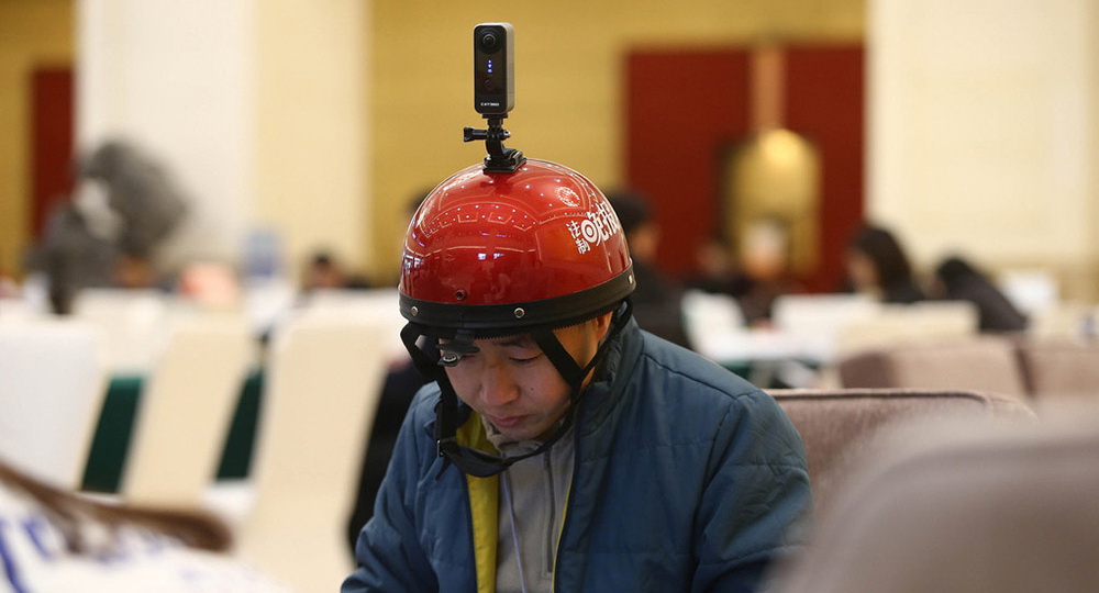2017年两会：赶稿不耽误拍摄 记者头戴全景影像设备吸睛   2017年3月2日，北京，会议中心两会驻地，记者头戴全景影像设备在现场采访。