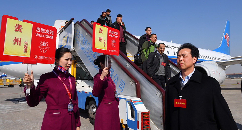 2017年两会：各地代表团陆续到达北京   3月2日，出席十二届全国人大五次会议的各地代表团们乘坐飞机抵达北京。
