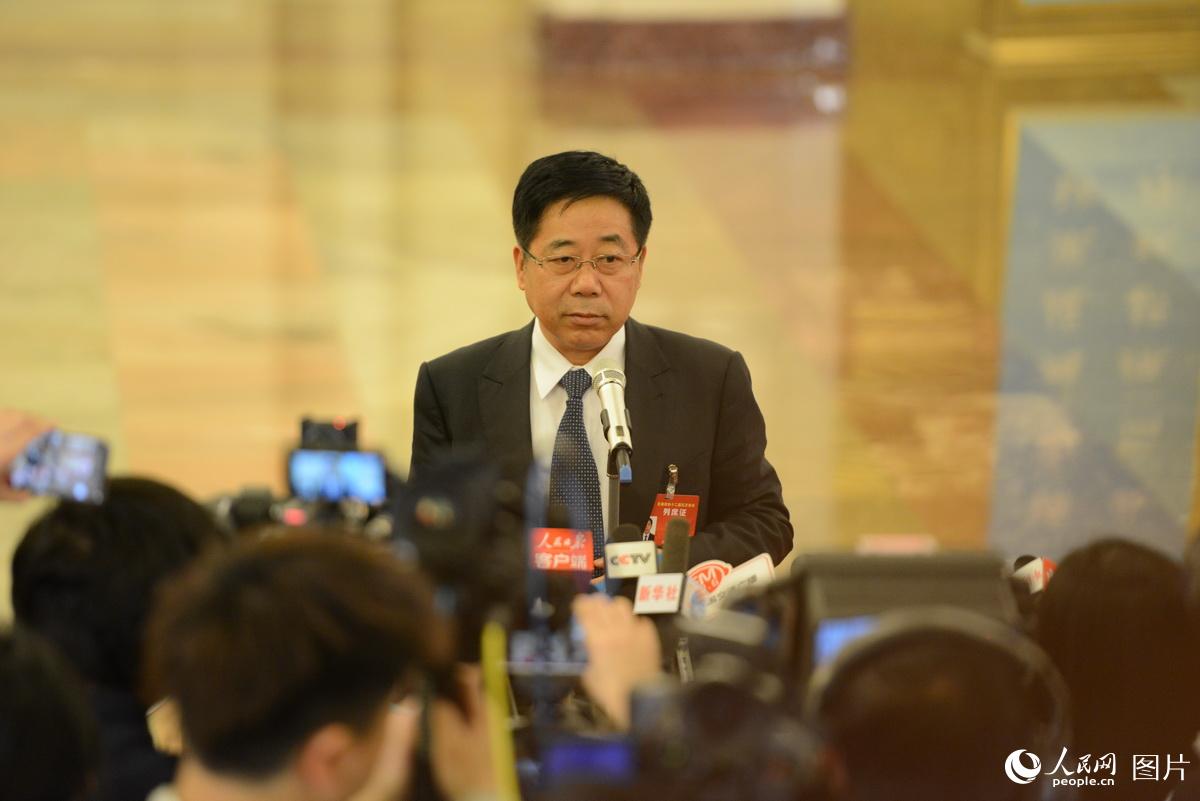 教育部长陈宝生接受采访。人民网记者 熊旭 摄