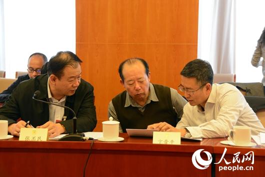 3月5日下午，在新聞出版界小組討論會上，白岩鬆（右）與其他委員交流。人民網記者趙晶 攝