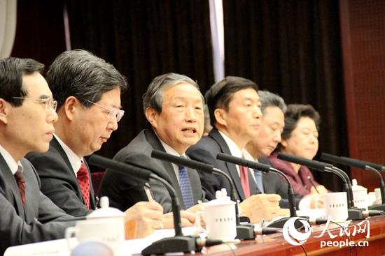 中央政治局委員、國務院副總理馬凱（左三）參加山西省代表團審議。人民網記者吳紀攀 攝