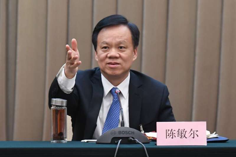 全国人大代表、贵州省委书记陈敏尔主持会议