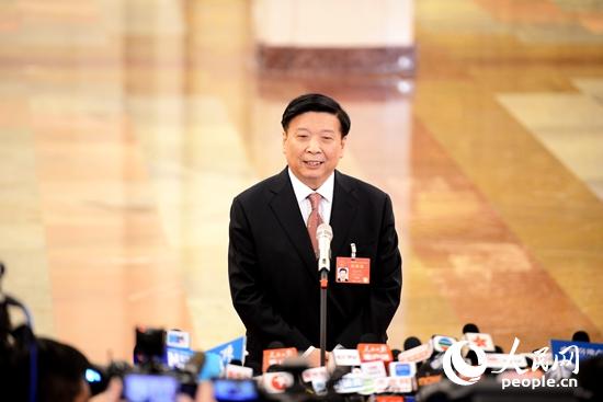 國土資源部部長姜大明在“部長通道”上回答記者提問 人民網記者張啟川攝