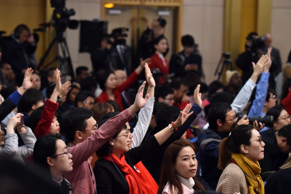 记者会现场记者们积极举手争取提问机会。人民网记者 翁奇羽 摄