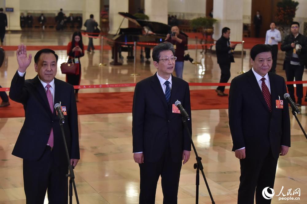 全國人大代表張工、袁桐利、楊茂榮在“代表通道”接受採訪