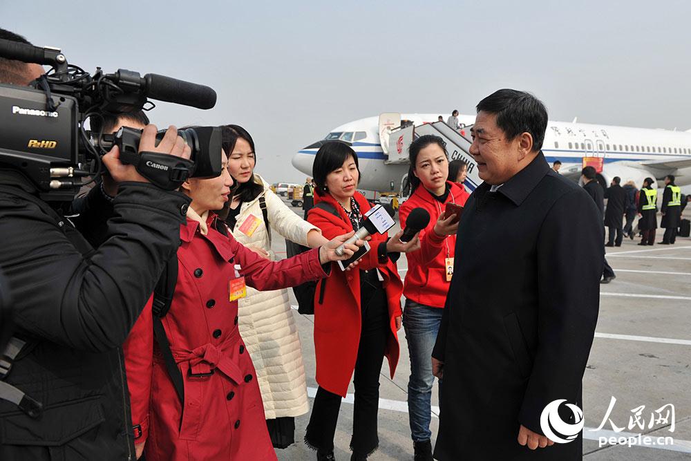 3月2日，全國人大代表、內蒙古農業大學教授呼和巴特爾接受記者採訪。（人民網記者 翁奇羽 攝）