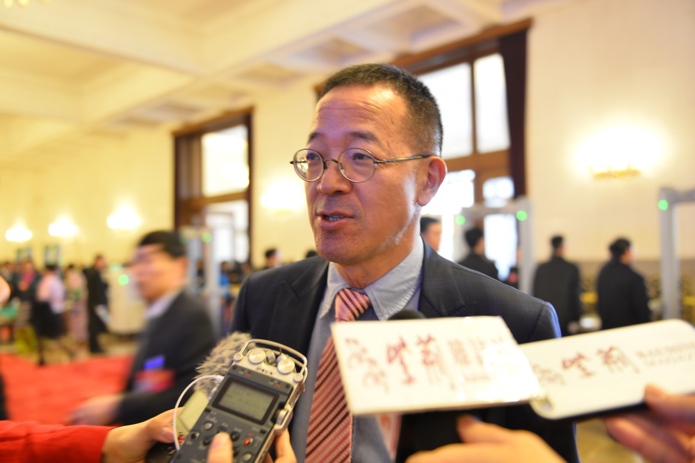 全國政協委員俞敏洪步入會場前接受記者採訪。