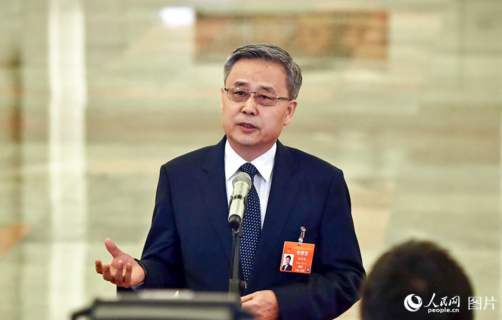 中国银行保险监督管理委员会主席郭树清回答记者提问。