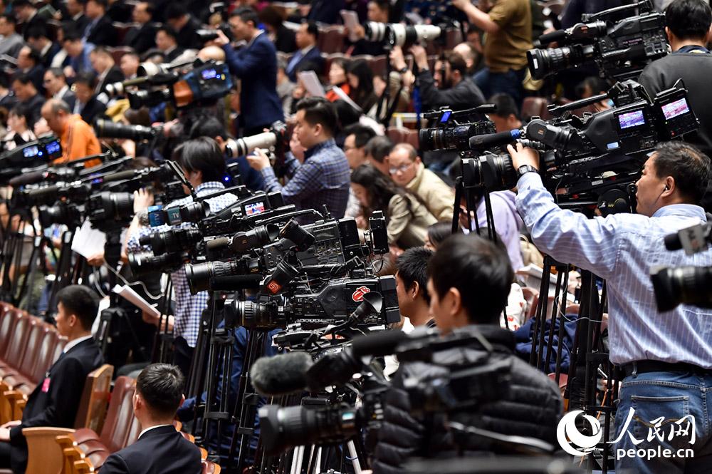 媒体记者聚焦十三届全国人大二次会议第二次全体会议
