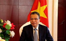 越南欽佩中國的精准扶貧越南駐華大使鄧明魁在接受採訪時表示，堅信中國政府和人民能在促進經濟社會發展的“硬仗”中取得勝利。