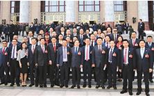 華僑海外列席僑胞添兩會熱詞列席全國政協會議的40位海外僑胞積極建言資政，華文教育發展、中華文化海外傳播等是他們關注的重點。