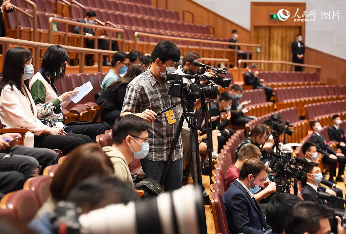 摄影记者进行拍摄。人民网记者 翁奇羽 摄