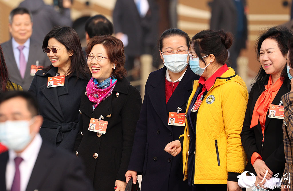 委員們步入會場。人民網記者 雷聲攝