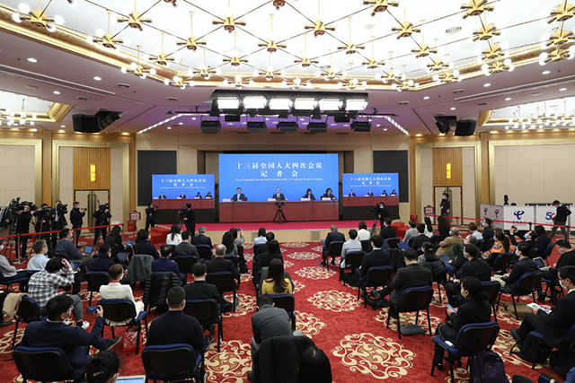 國務委員兼外交部長王毅就中國外交政策和對外關系回答中外記者提問