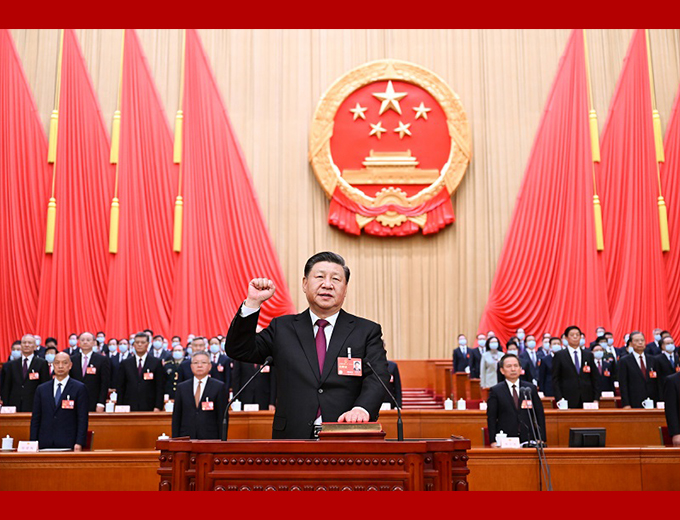 新当选的国家主席、中央军委主席习近平进行宪法宣誓
