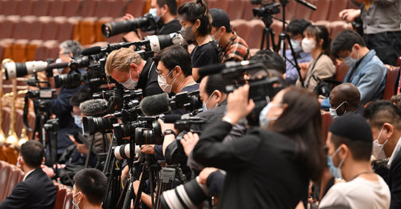 中外媒体记者正在忙碌的采访拍摄